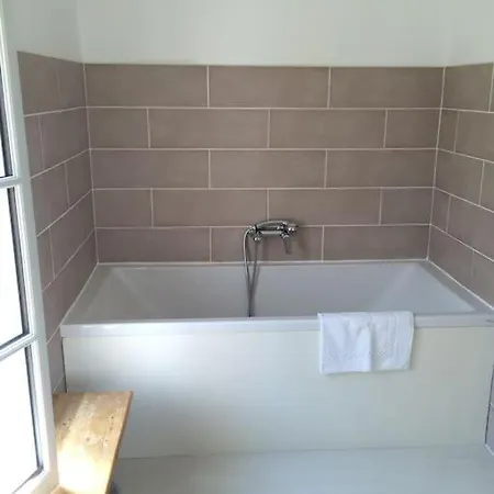 Maison De Bourg Charras, 11 Personnes, Piscine Hébergement de vacances