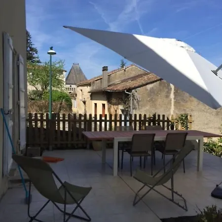 Hébergement de vacances Maison De Bourg Charras, 11 Personnes, Piscine Charras