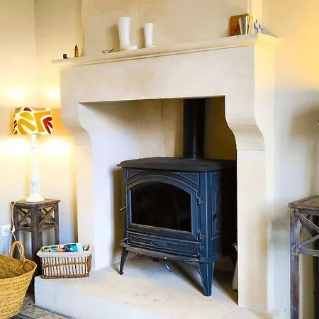 Hébergement de vacances Maison De Bourg Charras, 11 Personnes, Piscine