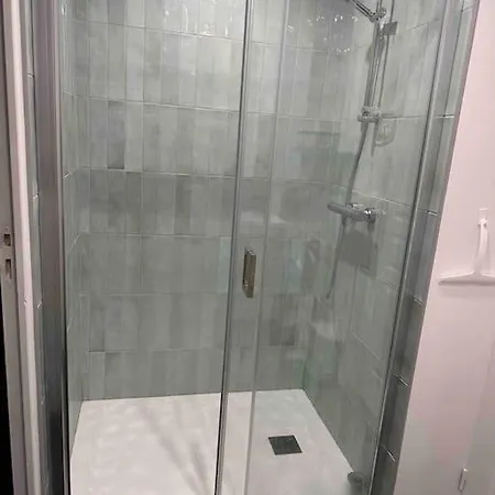 Hébergement de vacances Maison De Bourg Charras, 11 Personnes, Piscine