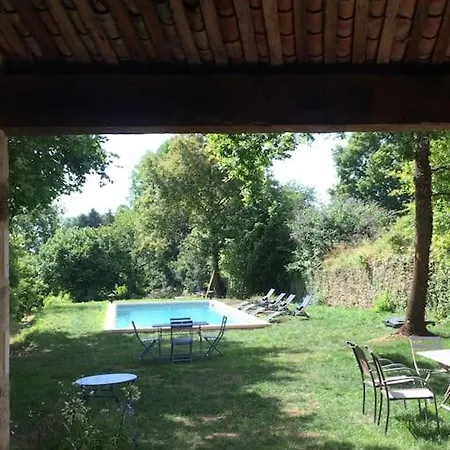 Hébergement de vacances Maison De Bourg Charras, 11 Personnes, Piscine Charras