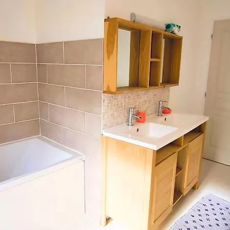 Maison De Bourg Charras, 11 Personnes, Piscine * Charras