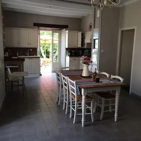 Maison De Bourg Charras, 11 Personnes, Piscine Hébergement de vacances *