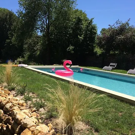 Hébergement de vacances Maison De Bourg Charras, 11 Personnes, Piscine