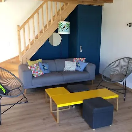 Maison De Bourg Charras, 11 Personnes, Piscine Hébergement de vacances