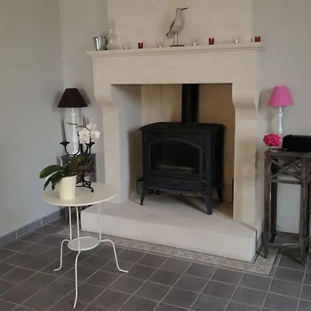 Hébergement de vacances Maison De Bourg Charras, 11 Personnes, Piscine