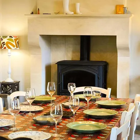 Maison De Bourg Charras, 11 Personnes, Piscine Hébergement de vacances