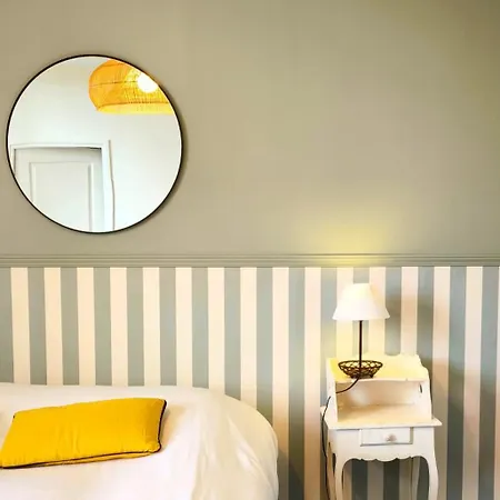 Maison De Bourg Charras, 11 Personnes, Piscine Charras