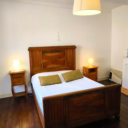 Hébergement de vacances Maison De Bourg Charras, 11 Personnes, Piscine Charras