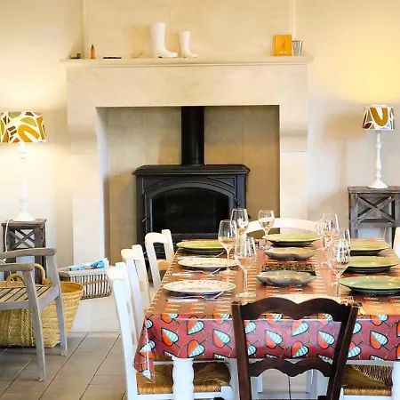 Hébergement de vacances Maison De Bourg Charras, 11 Personnes, Piscine