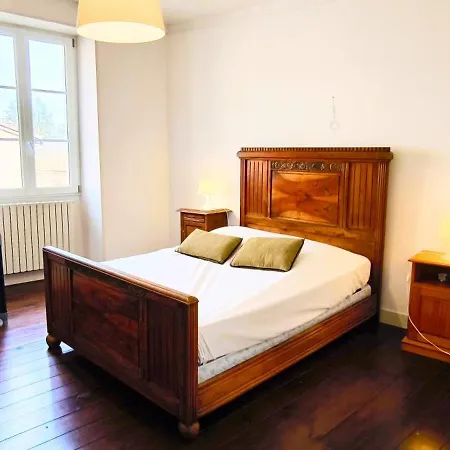 Hébergement de vacances Maison De Bourg Charras, 11 Personnes, Piscine *