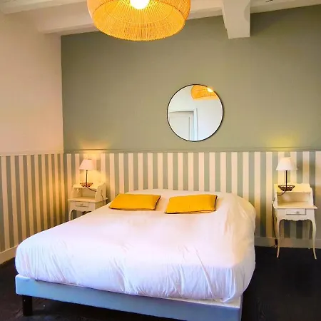 Maison De Bourg Charras, 11 Personnes, Piscine Hébergement de vacances *