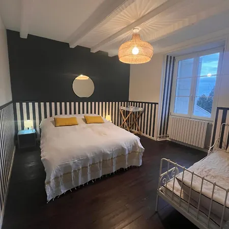 Maison De Bourg Charras, 11 Personnes, Piscine Holiday home *