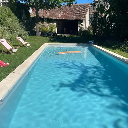 Hébergement de vacances Maison De Bourg Charras, 11 Personnes, Piscine *