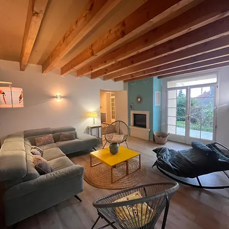 Hébergement de vacances Maison De Bourg Charras, 11 Personnes, Piscine *