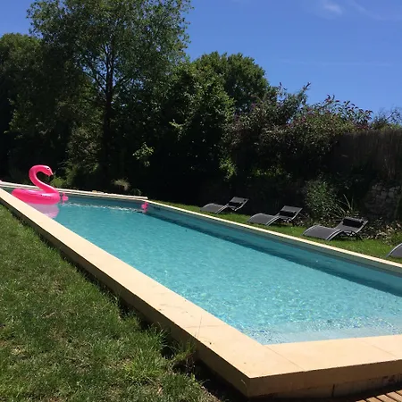 Hébergement de vacances Maison De Bourg Charras, 11 Personnes, Piscine