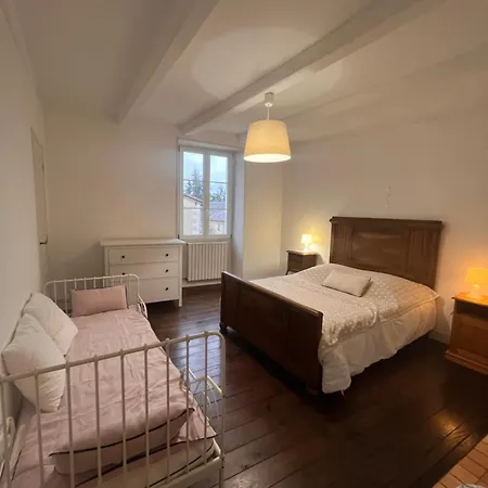 Maison De Bourg Charras, 11 Personnes, Piscine Holiday home