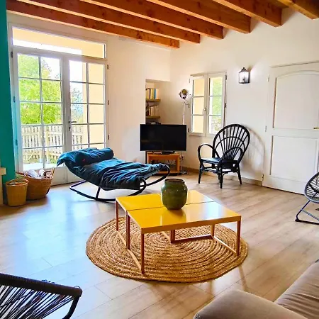 Maison De Bourg Charras, 11 Personnes, Piscine Hébergement de vacances