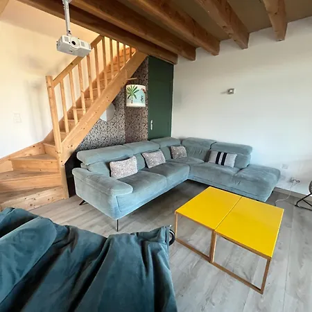 Hébergement de vacances Maison De Bourg Charras, 11 Personnes, Piscine Charras