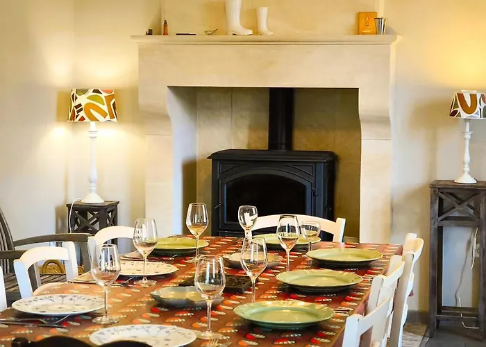 Maison De Bourg Charras, 11 Personnes, Piscine 度假居