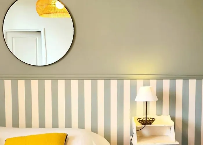 Maison De Bourg Charras, 11 Personnes, Piscine Charras