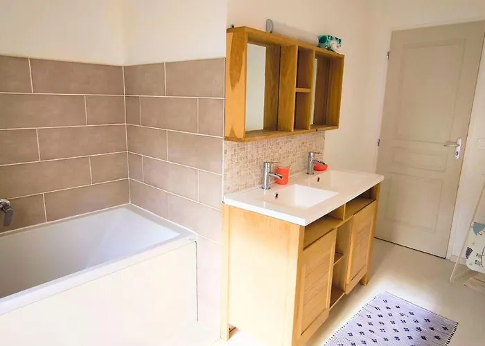 Maison De Bourg Charras, 11 Personnes, Piscine 度假居