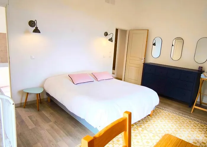 Maison De Bourg Charras, 11 Personnes, Piscine 度假居 *