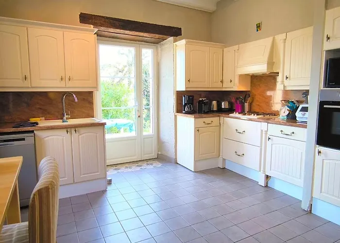 Maison De Bourg Charras, 11 Personnes, Piscine