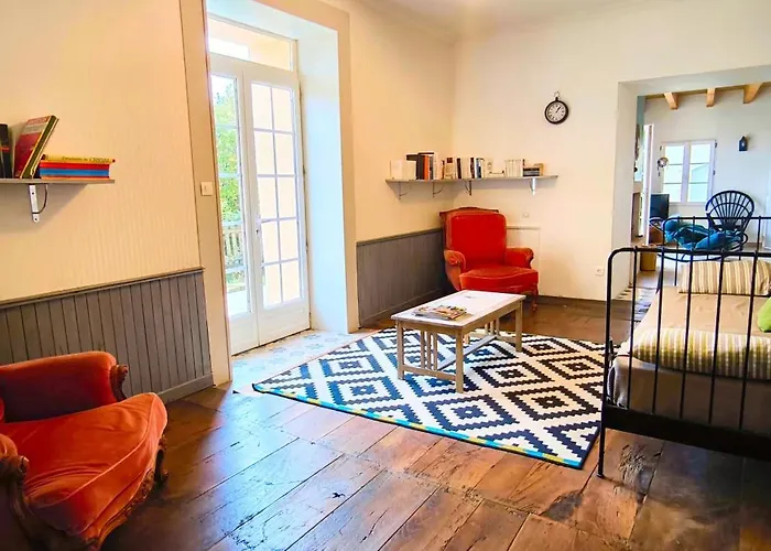 Maison De Bourg Charras, 11 Personnes, Piscine Charras