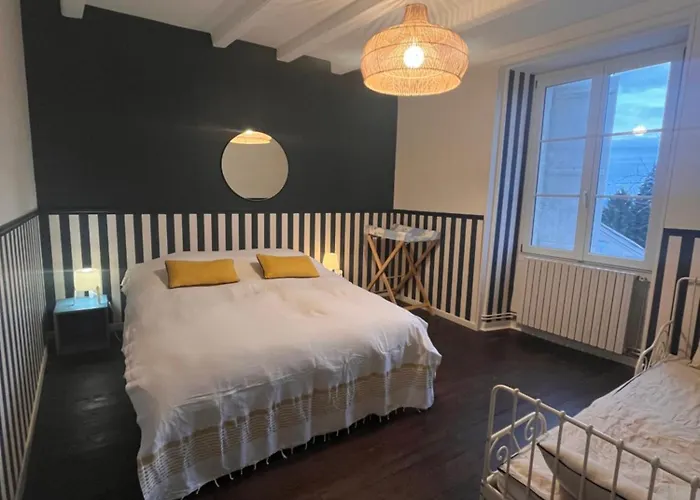 Maison De Bourg Charras, 11 Personnes, Piscine 度假居 *