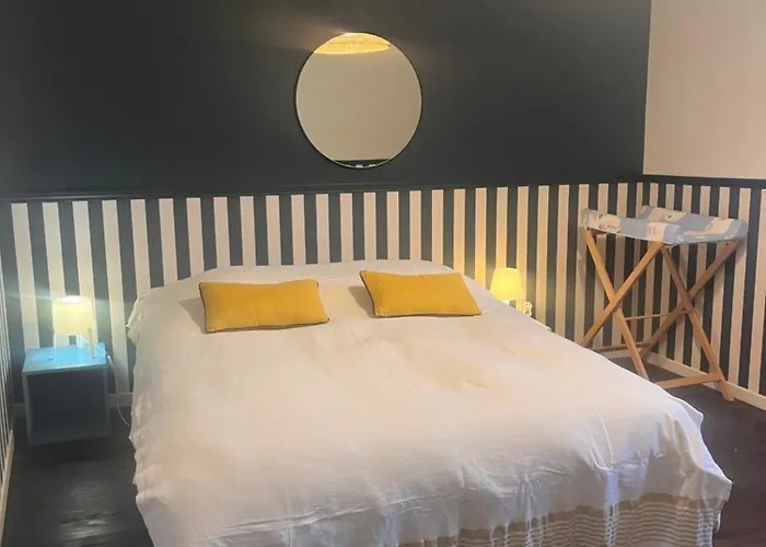 Maison De Bourg Charras, 11 Personnes, Piscine 度假居 Charras