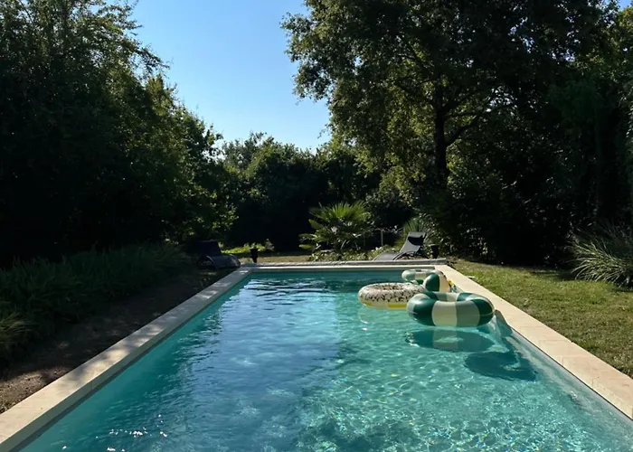 Maison De Bourg Charras, 11 Personnes, Piscine 度假居