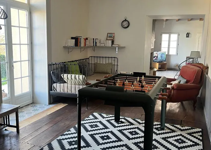 Maison De Bourg Charras, 11 Personnes, Piscine 度假居 *