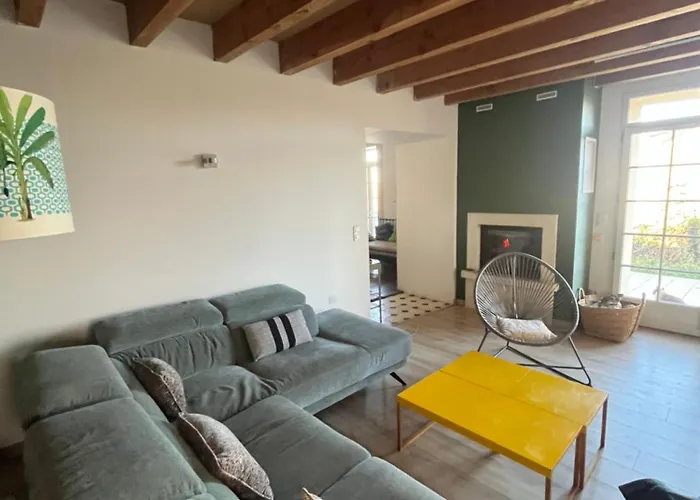 Maison De Bourg Charras, 11 Personnes, Piscine * Charras